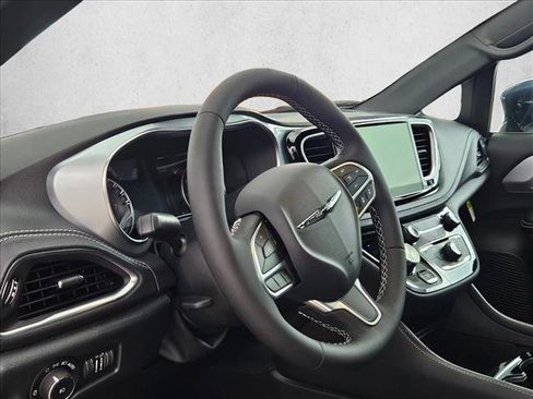 New 2026 Chrysler Pacifica Limited FWD image 3