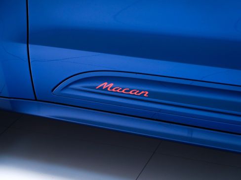 Certified 2026 Porsche Macan AWD/4WD image 13