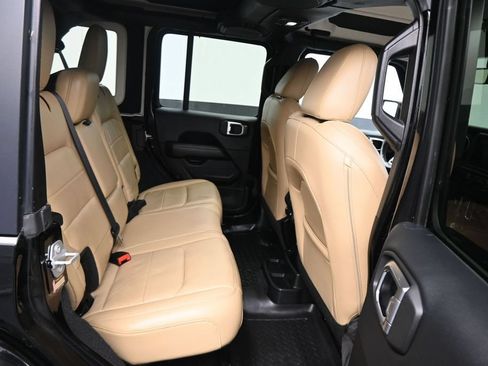 Used 2018 Jeep Wrangler Unlimited Sahara AWD/4WD image 15