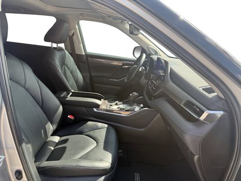 Used 2024 Toyota Highlander Limited FWD image 16