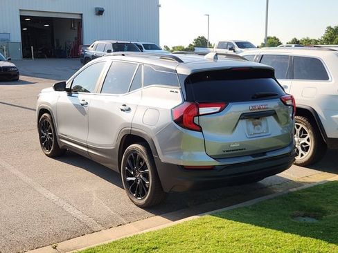 Used 2024 GMC Terrain SLE w/ Driver Convenience Package FWD image 3