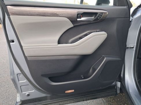 Used 2023 Toyota Highlander Platinum image 9