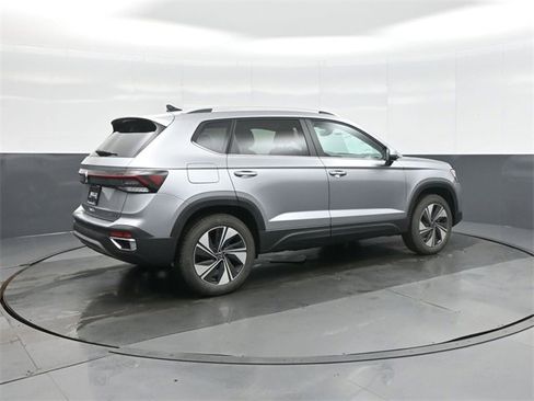 New 2026 Volkswagen Taos SE image 7