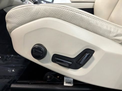 Used 2019 Volvo XC60 T5 Momentum w/ Premium Package image 10