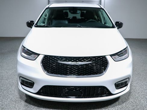 Used 2024 Chrysler Pacifica Touring-L FWD image 4