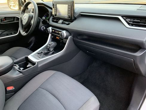 Used 2020 Toyota RAV4 LE image 29