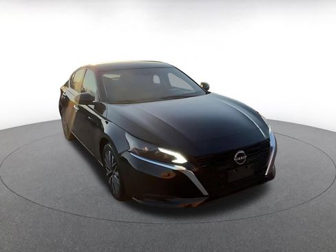 Used 2023 Nissan Altima 2.5 SV image 3