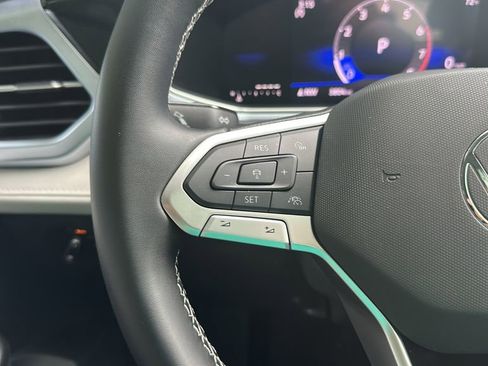 Used 2025 Volkswagen Taos SE w/ Panoramic Sunroof Package image 24