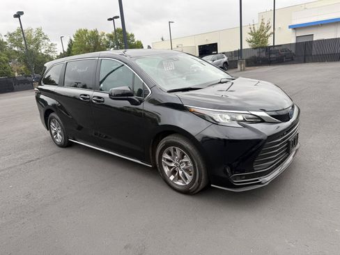 Used 2025 Toyota Sienna LE FWD image 7