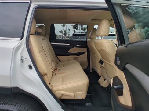 Used 2017 Toyota Highlander XLE w/ Carpet Mat Package AWD/4WD image 30