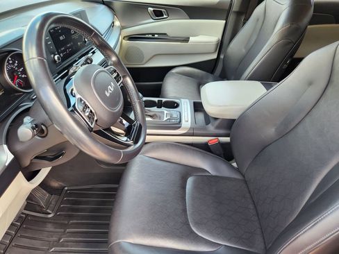 Used 2022 Kia Carnival LX FWD image 11