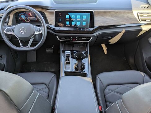 Used 2025 Volkswagen Atlas SE image 32