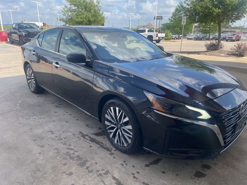 Used 2024 Nissan Altima 2.5 SV image 4