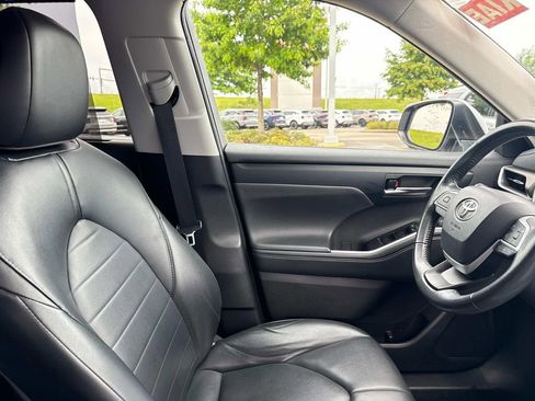 Used 2022 Toyota Highlander XLE FWD image 16