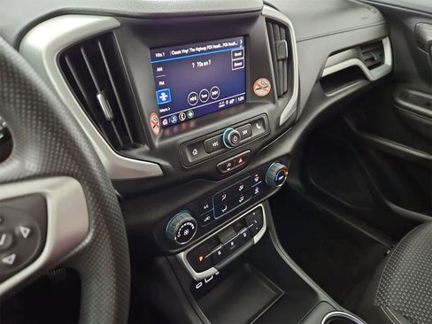Used 2024 GMC Terrain SLE image 27