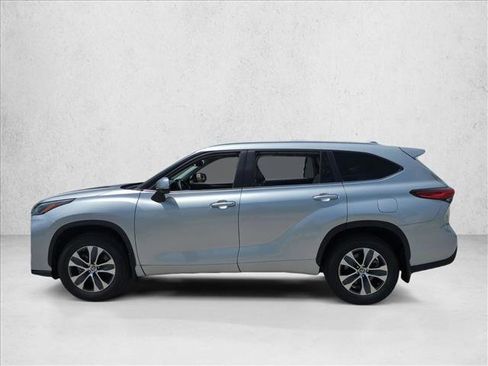 Used 2023 Toyota Highlander XLE FWD image 9