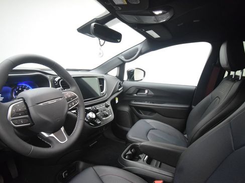 New 2027 Chrysler Pacifica Select AWD/4WD image 30