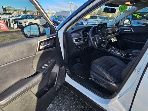 Used 2023 Mitsubishi Outlander SE image 16