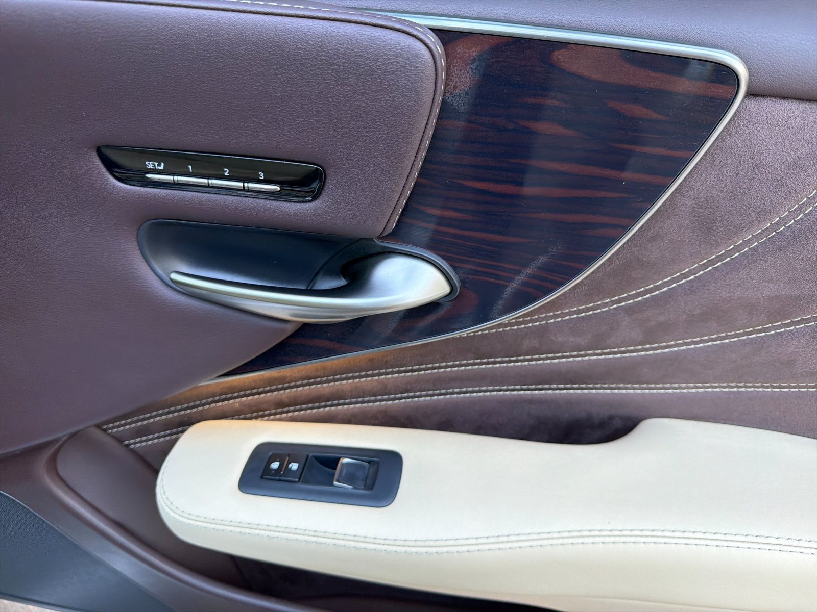 Used 2018 Lexus LS 500h w/ Interior Upgrade Package RWD image 19