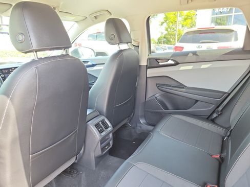 Used 2022 Volkswagen Taos SE FWD image 12