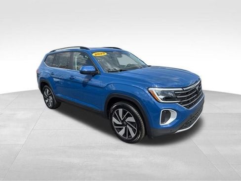 Used 2025 Volkswagen Atlas SE AWD/4WD image 3