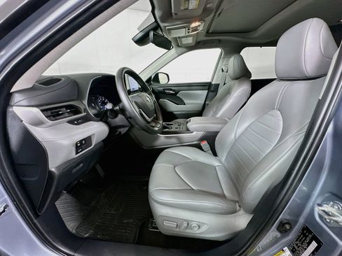 Used 2024 Toyota Highlander XLE AWD/4WD image 13
