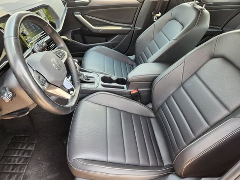 Used 2024 Volkswagen Jetta SE FWD image 19