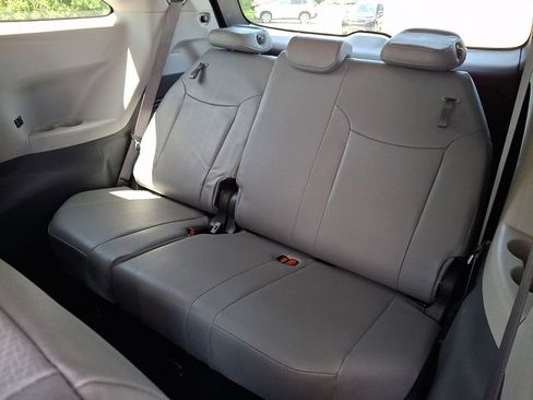 Used 2024 Toyota Sienna XLE FWD image 11
