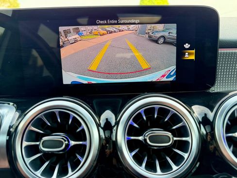 Used 2022 Mercedes-Benz GLB 250 4MATIC w/ Premium Package Lite image 36