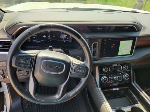 Used 2024 GMC Yukon XL Denali Ultimate AWD/4WD image 10