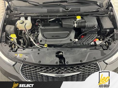 Used 2023 Chrysler Pacifica Touring-L AWD/4WD image 28