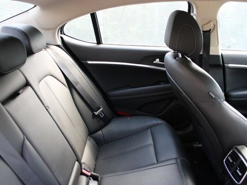 Used 2025 Genesis G70 2.5T image 24