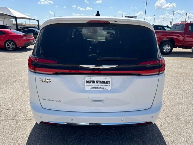 Used 2025 Chrysler Pacifica Select FWD image 5