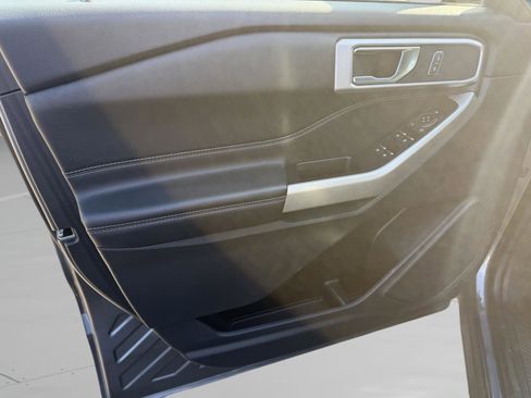 Used 2022 Ford Explorer XLT w/ Equipment Group 202A image 12