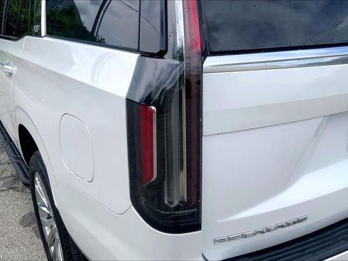Used 2022 Cadillac Escalade Premium Luxury AWD/4WD image 29