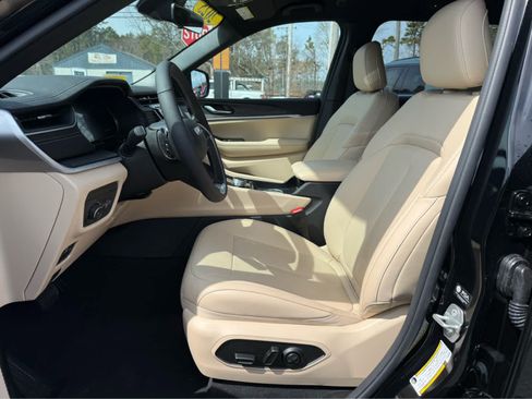 Used 2025 Jeep Grand Cherokee Limited AWD/4WD image 12