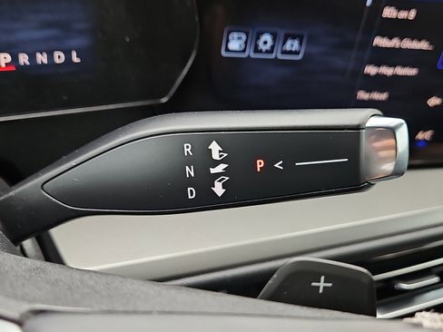 Used 2025 Chevrolet Traverse LT FWD image 20