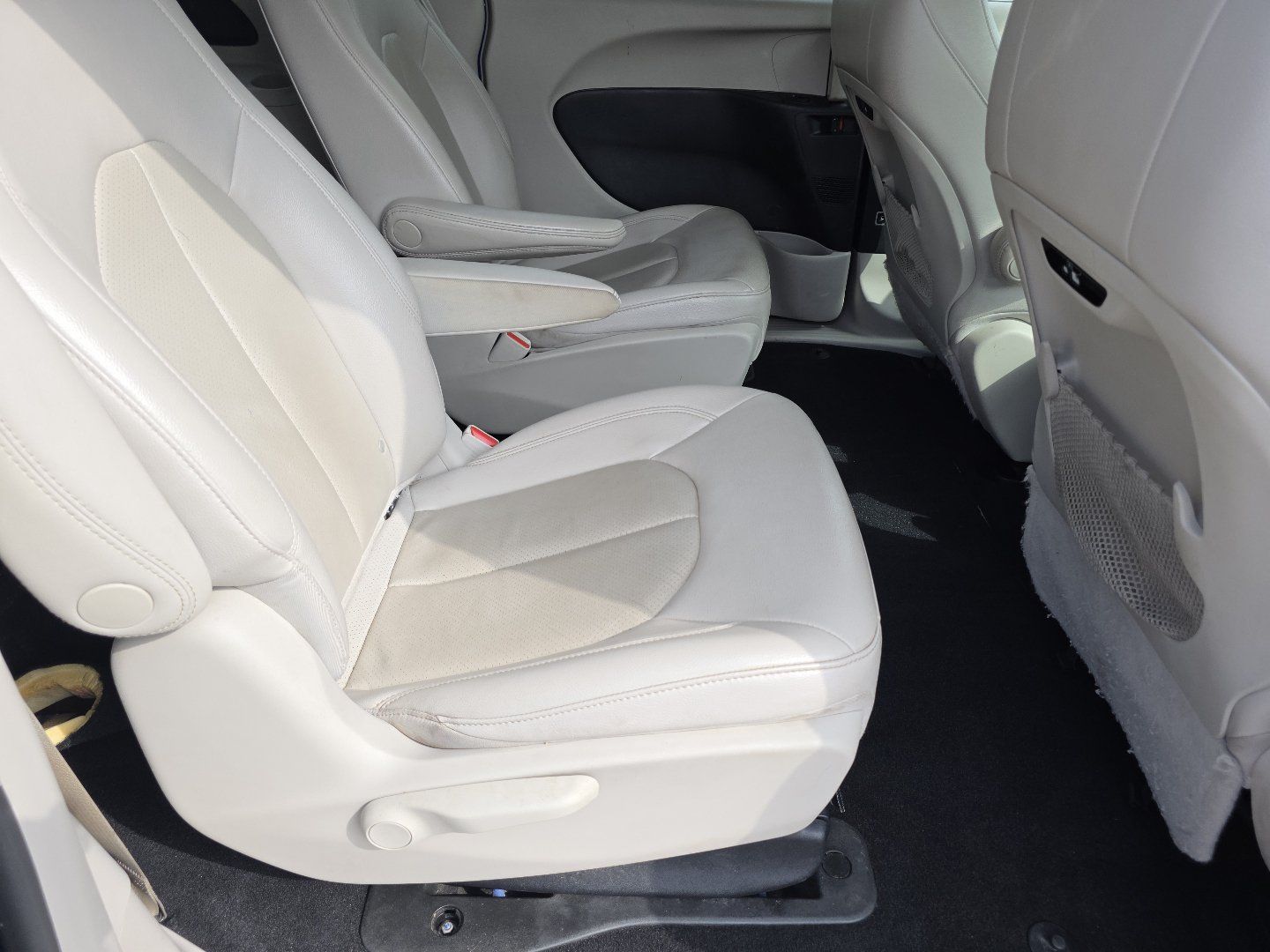 Used 2021 Chrysler Pacifica Touring-L FWD image 17