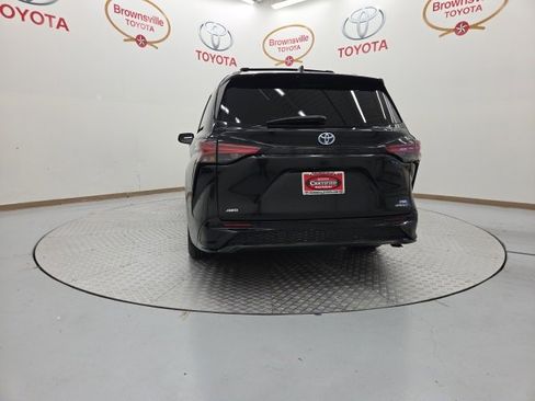 Used 2023 Toyota Sienna XSE image 7