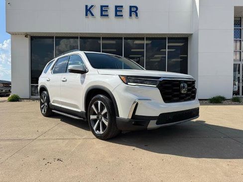 Used 2025 Honda Pilot Touring image 1