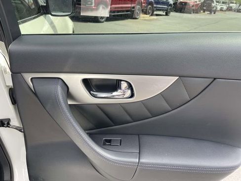 Used 2016 INFINITI QX70 AWD w/ Premium Package image 27