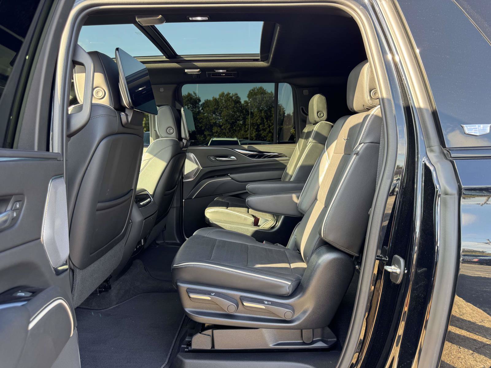 Used 2023 Cadillac Escalade ESV Sport w/ Touring Package AWD/4WD image 10