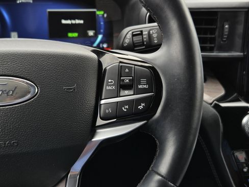 Used 2022 Ford Explorer Platinum w/ Technology Package RWD image 16