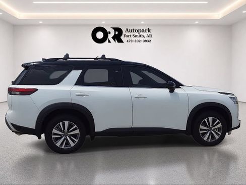 Used 2023 Nissan Pathfinder SL w/ Black Appearance Package AWD/4WD image 6