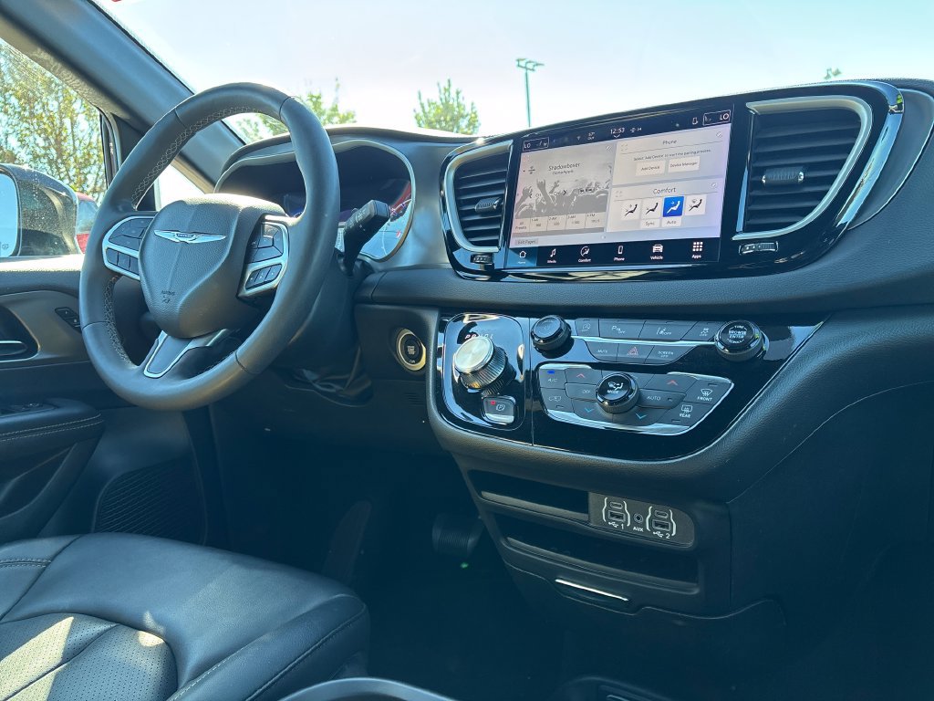 Used 2025 Chrysler Pacifica Select FWD image 26