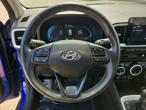 Used 2023 Hyundai Venue Limited FWD image 18