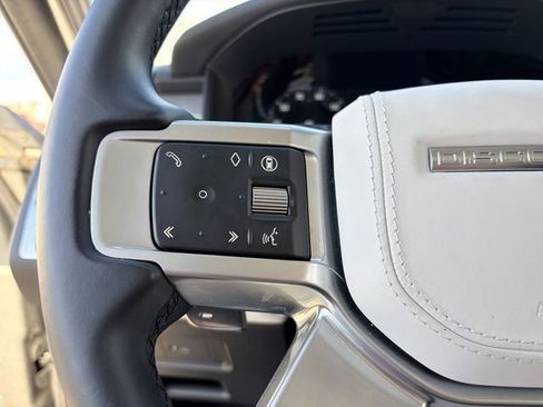 Used 2025 Land Rover Discovery Dynamic SE image 8