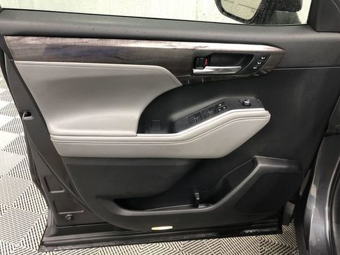 Used 2023 Toyota Highlander Limited image 12