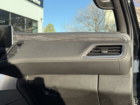 Used 2022 GMC Yukon XL SLT image 30