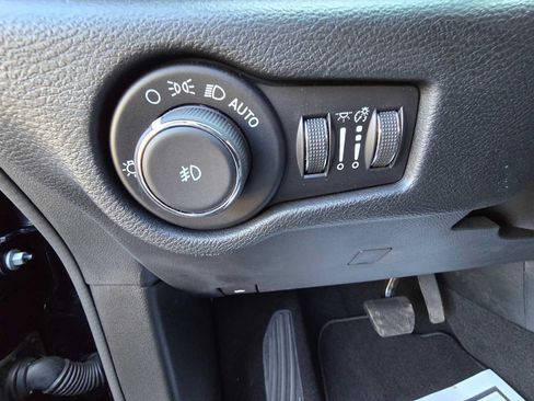 Used 2024 Chrysler Pacifica Touring-L w/ S Appearance Package FWD image 18